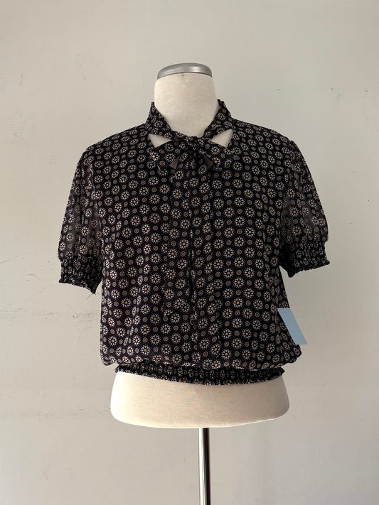 Blouse noire motif jaune, manche courte, encolure en V | ABEL-02(L)