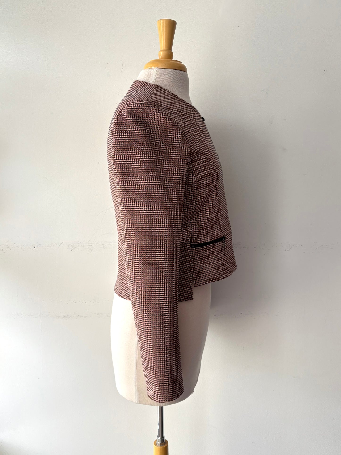 Veston court, motif rose, noir, fermeture éclair devant et poches | PINK-460 (S)