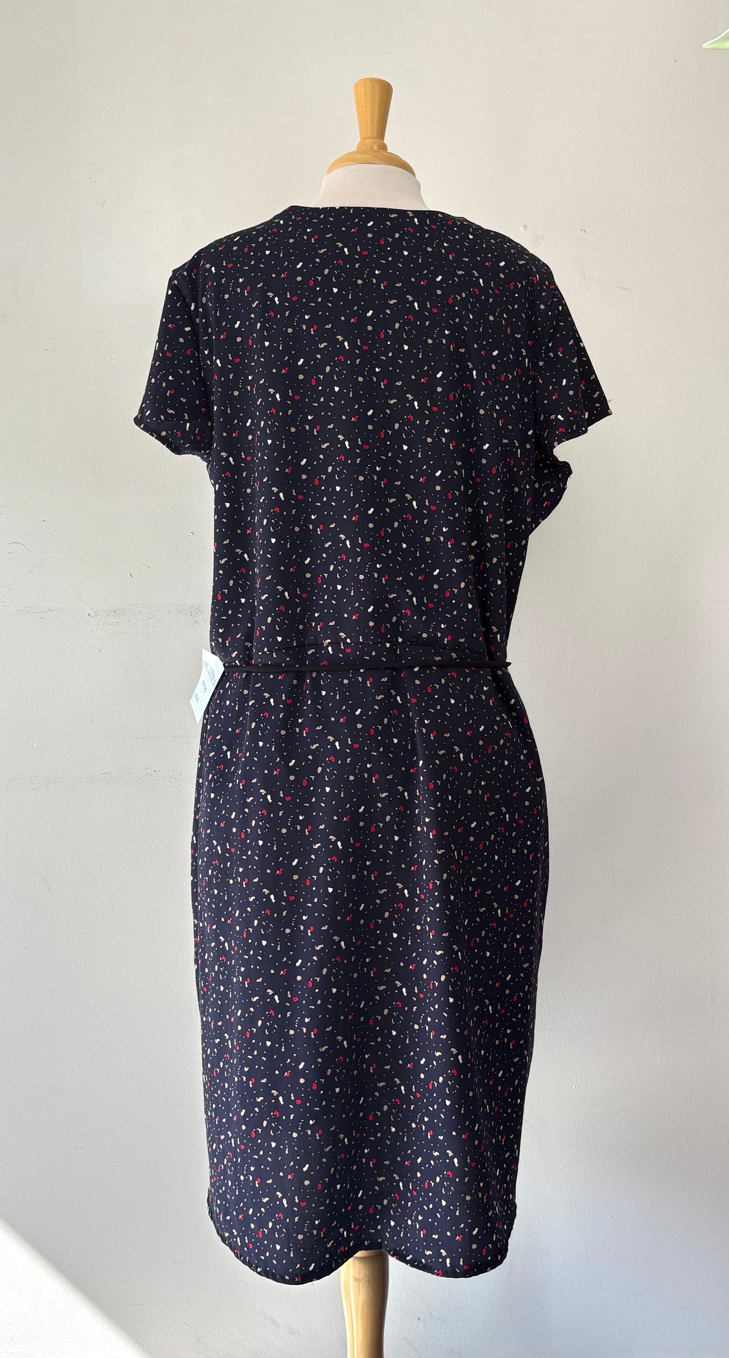 Robe fond marine terrazzo rouge/beige/blanc, manches courtes, boutons avant | MCLEM-28 (3XL)