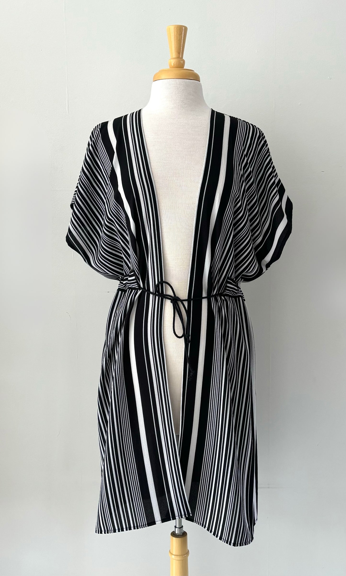 Kimono Rayé noir & blanc avec cordon | Lolita (Pinkmuchacha)