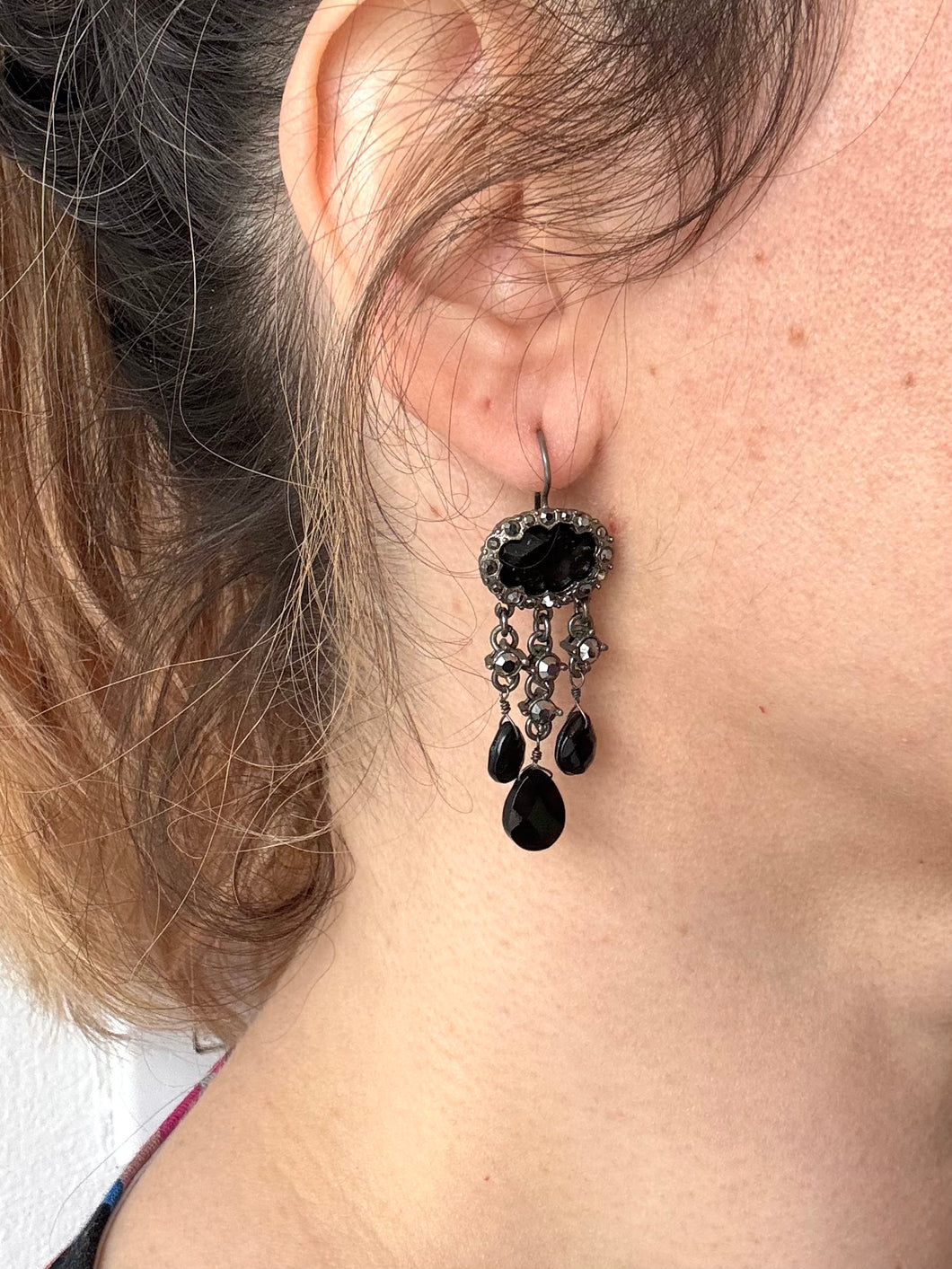 Boucles d’oreilles pendantes à pierres noires | ELAP-52