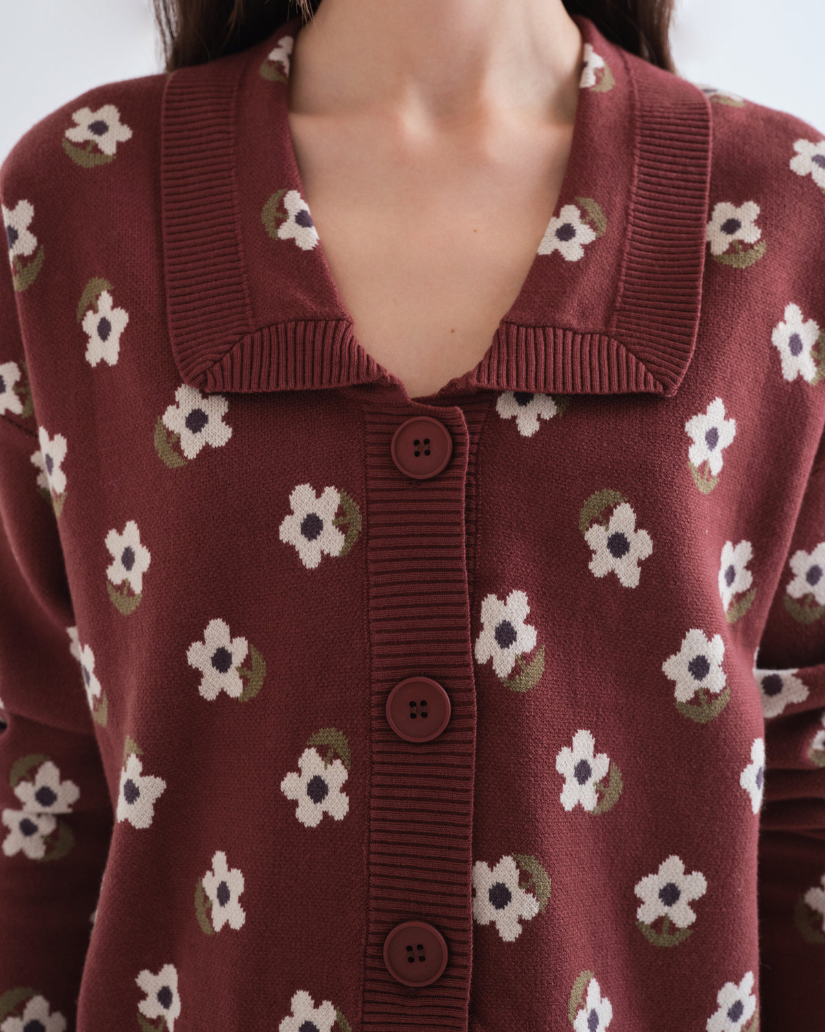 Détail du cardigan Santini à marguerites blanches Compañía Fantástica