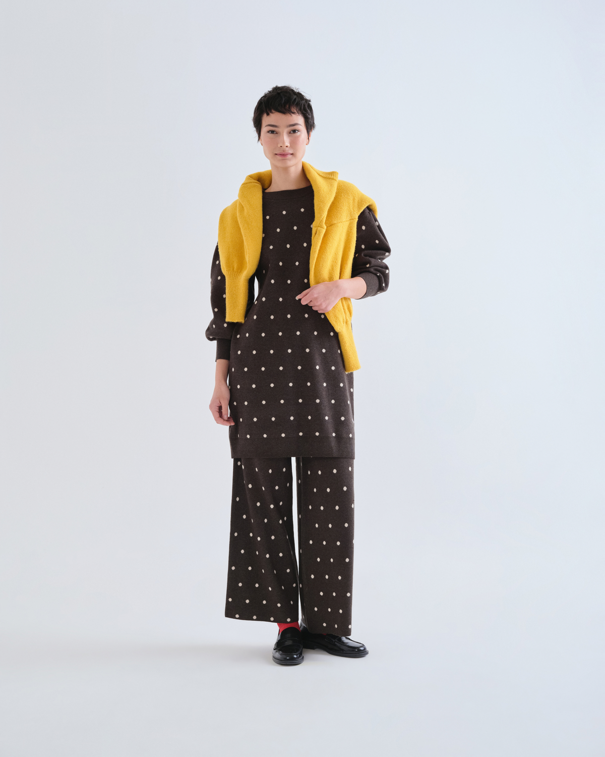 Robe courte à pois blancs Compañía Fantástica, silhouette complète
