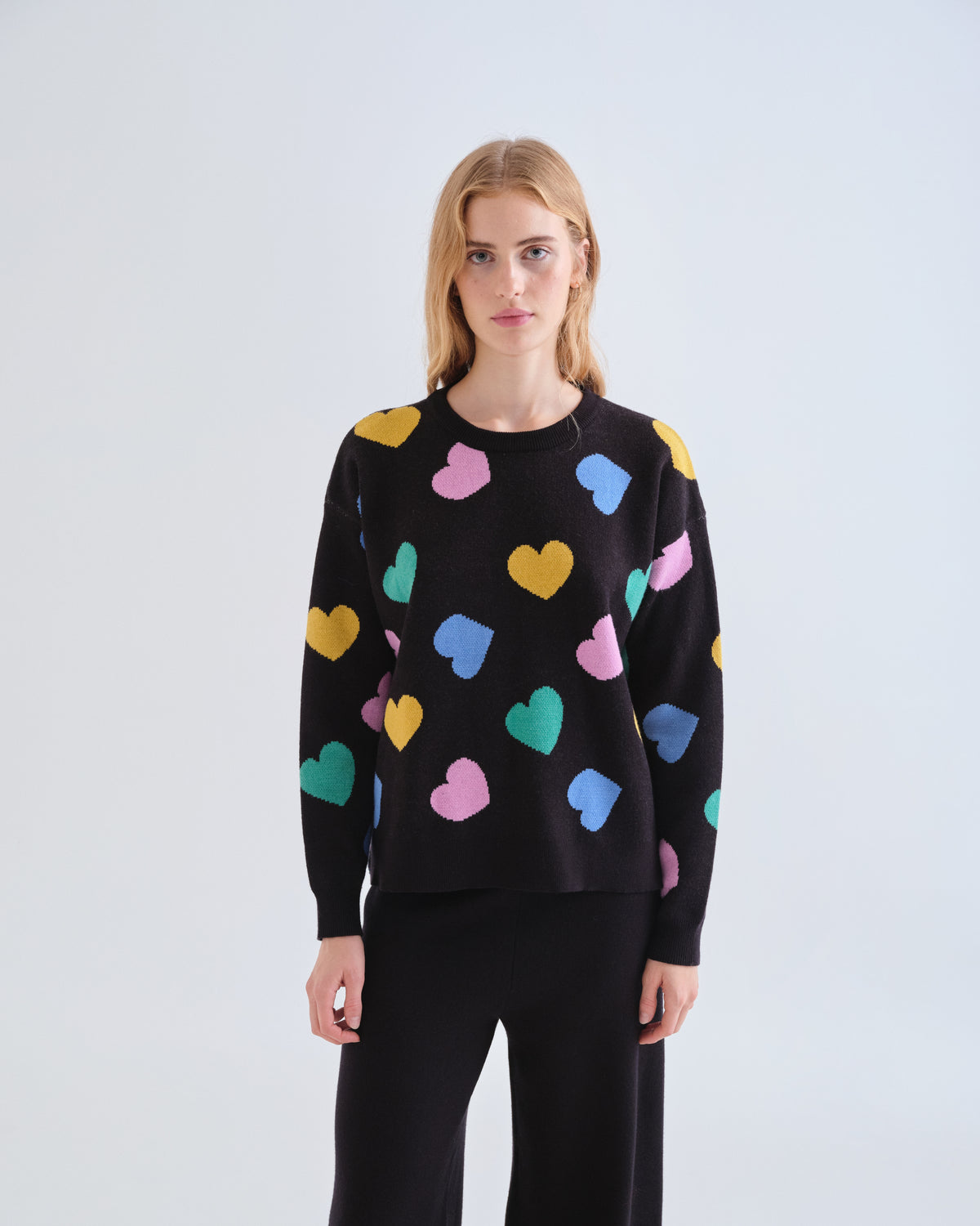 Chandail Candy en tricot jacquard noir à cœurs multicolores, vue de face