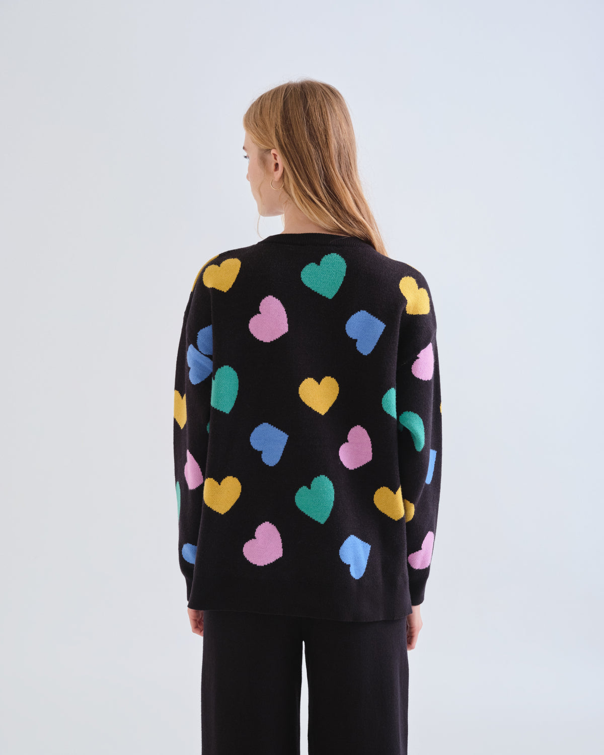 Chandail Candy en tricot jacquard noir à cœurs multicolores, vue de dos