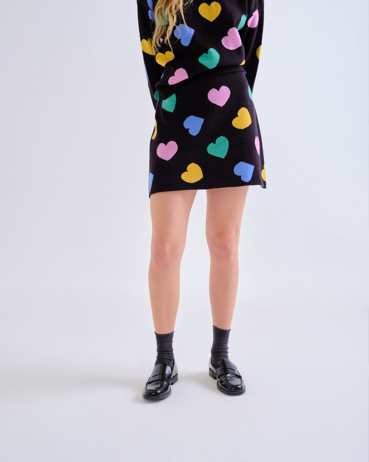 Jupe courte Candy en maille jacquard noire à motifs multicolores, vue de face