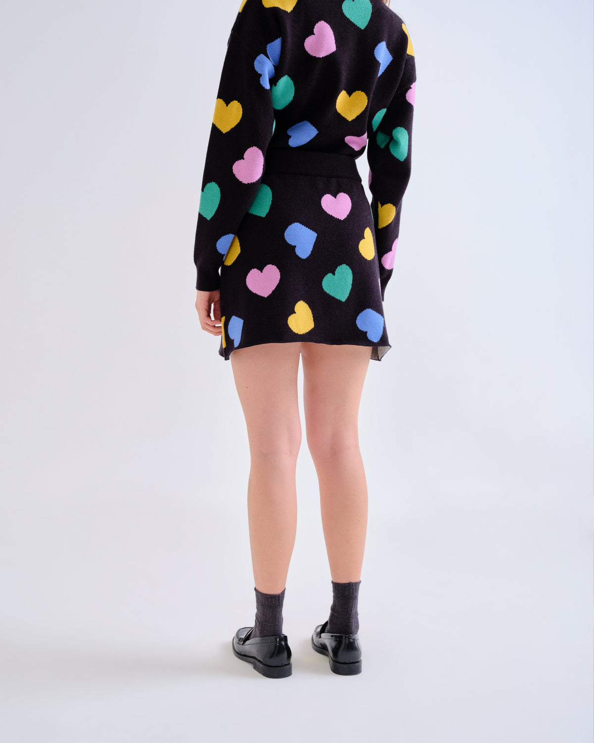 Jupe courte Candy en maille jacquard noire à motifs multicolores, vue de dos