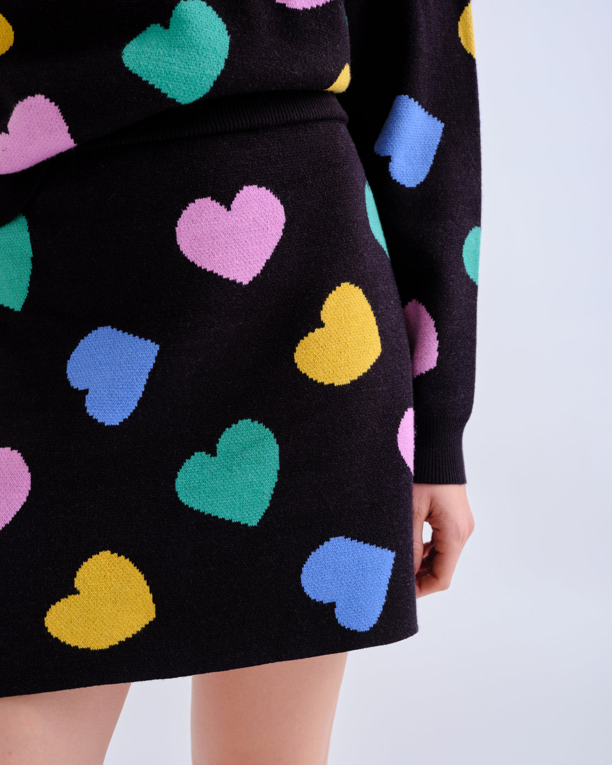 Détail de la jupe courte Candy à motifs multicolores