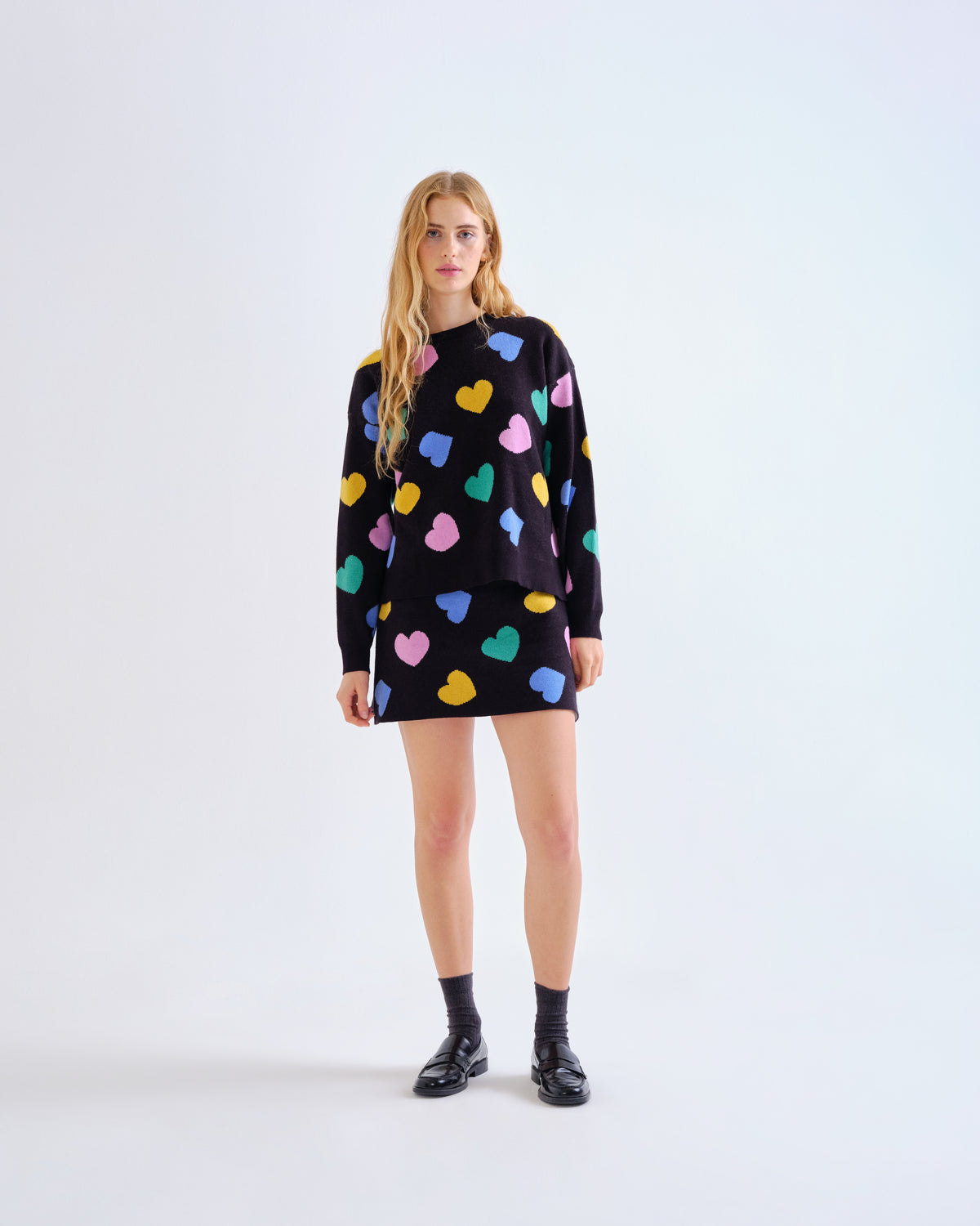 Jupe courte Candy à motifs multicolores, silhouette complète de face