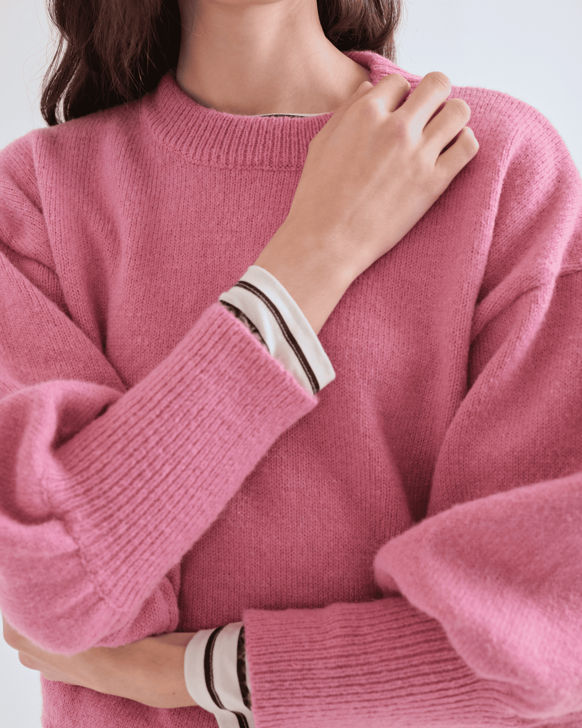Détail de l’encolure et de la maille du pull rose Compañía Fantástica
