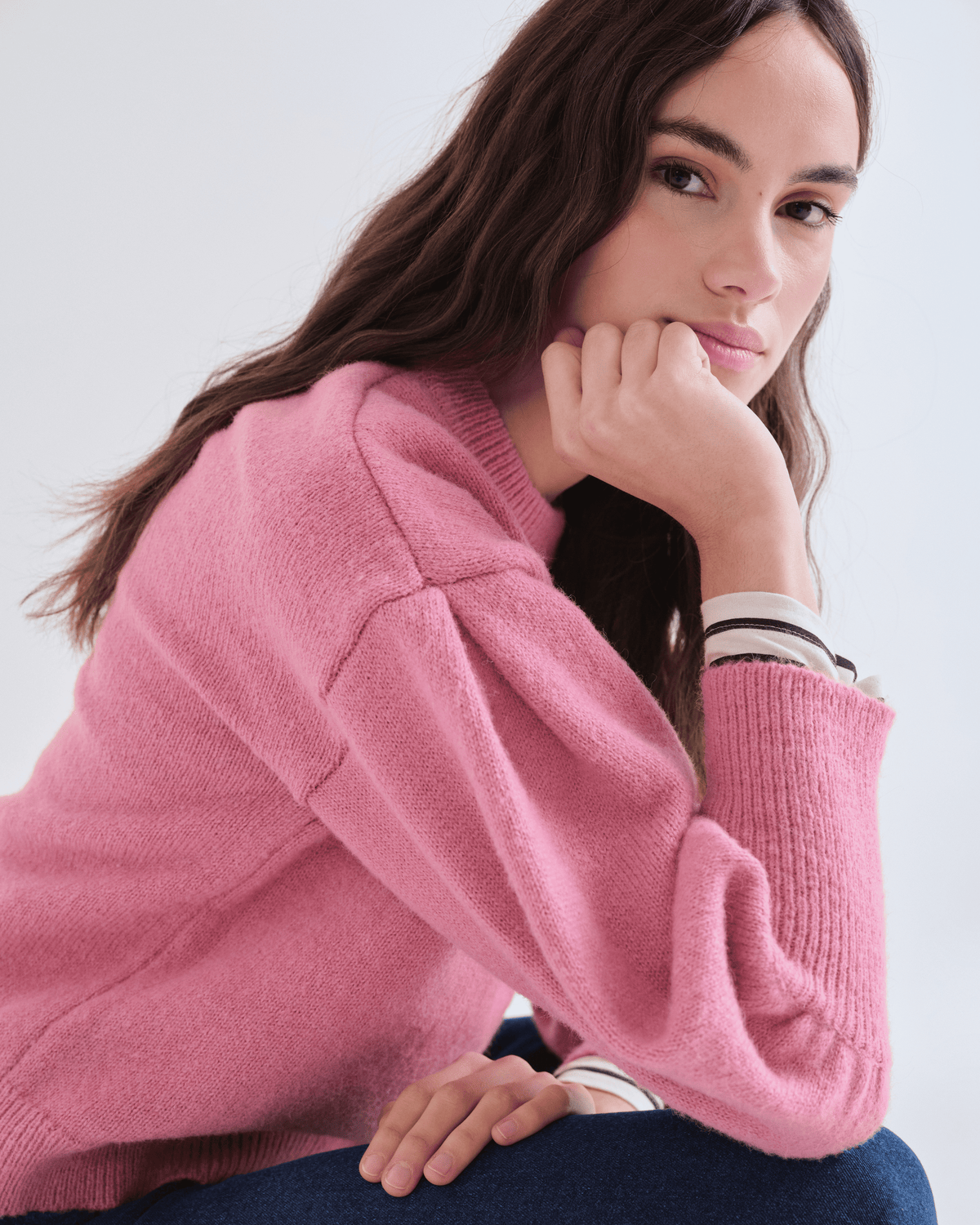 Pull rose Compañía Fantástica, vue portée rapprochée