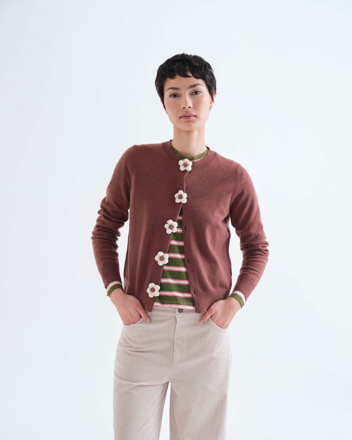 Cardigan brun Compañía Fantástica à boutons fleuris, vue de face