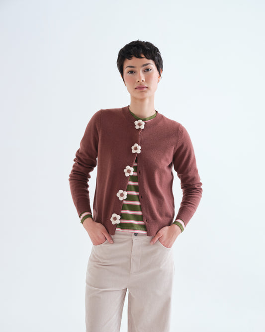 Cardigan brun Compañía Fantástica à boutons fleuris, vue de face