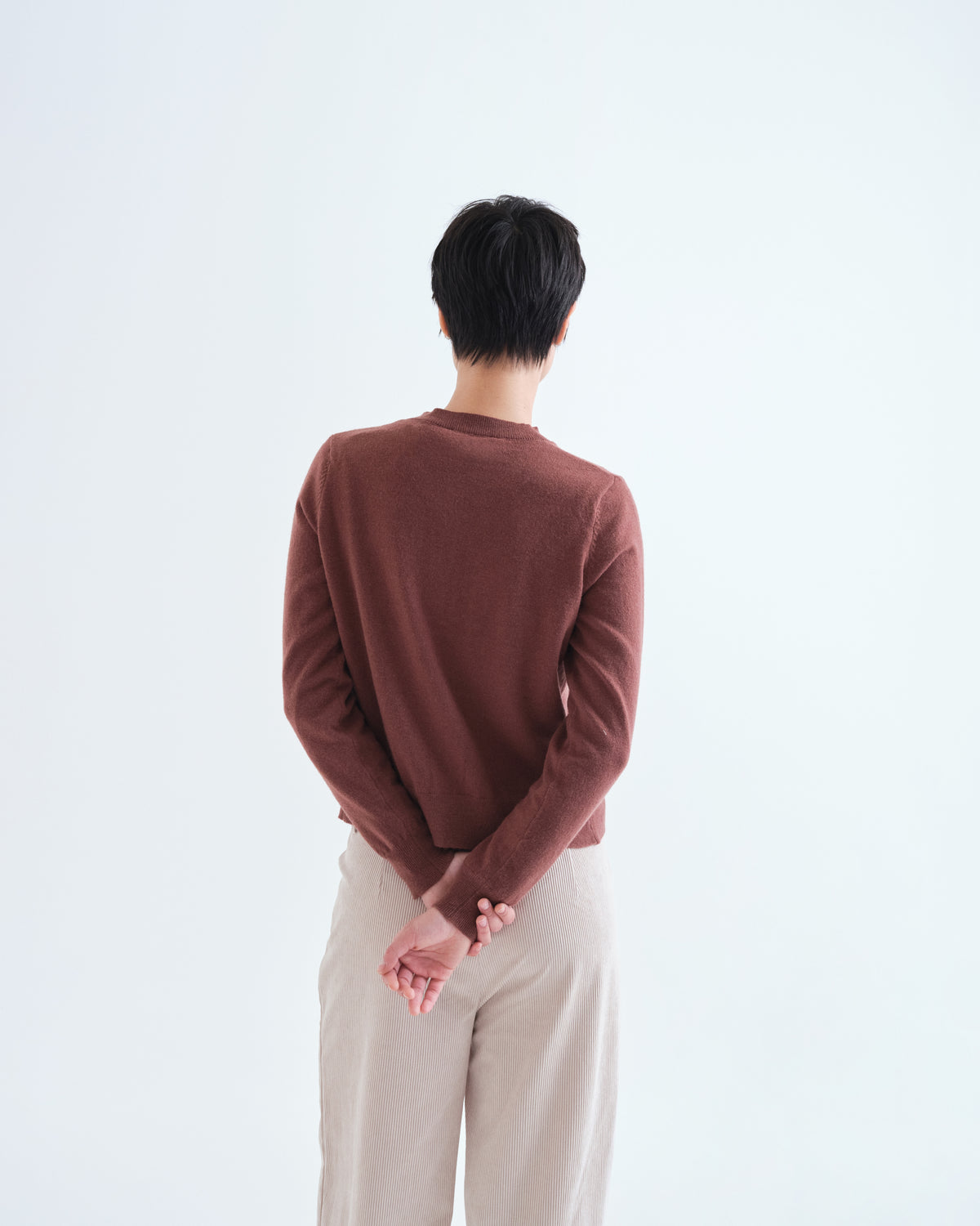 Cardigan brun Compañía Fantástica à boutons fleuris, vue de dos