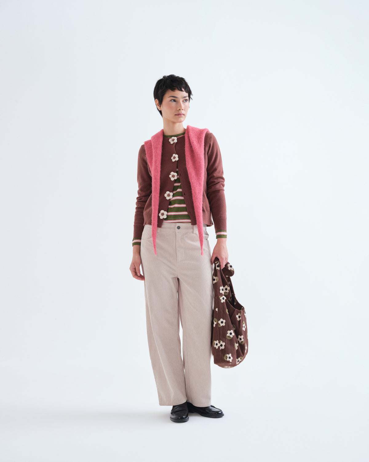 Cardigan brun à boutons fleuris, silhouette complète