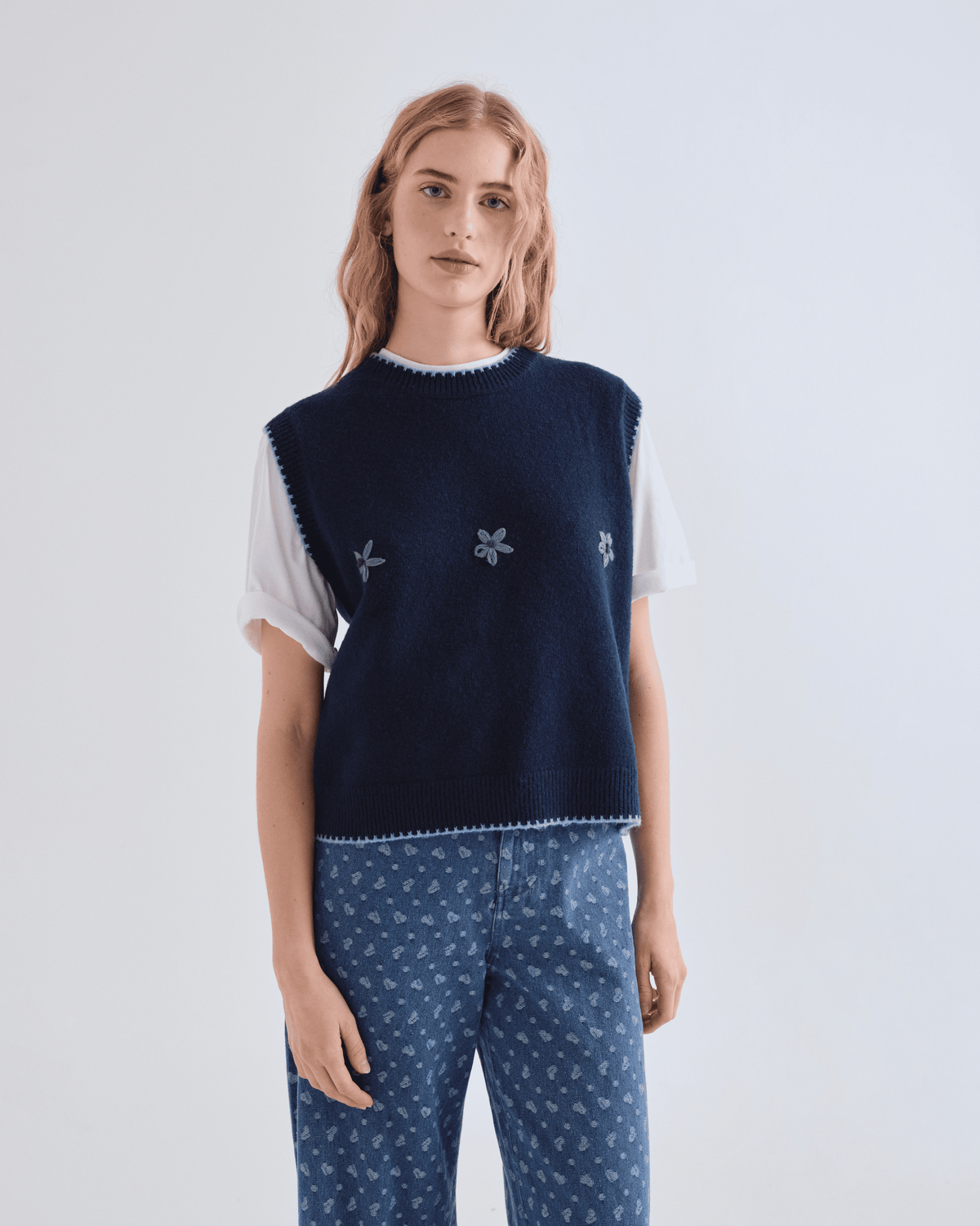 Débardeur marine Embro Compañía Fantástica à motifs floraux brodés, vue de face