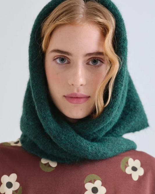 Foulard triangulaire vert Compañía Fantástica, porté autour de la tête
