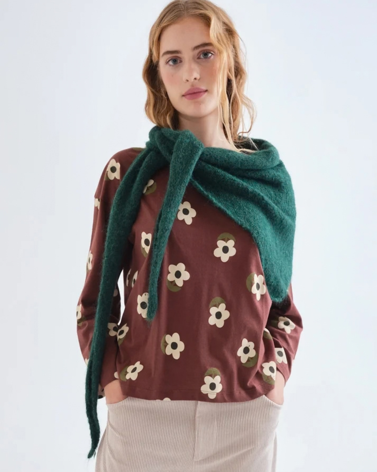 Foulard triangulaire vert Compañía Fantástica, porté sur les épaules