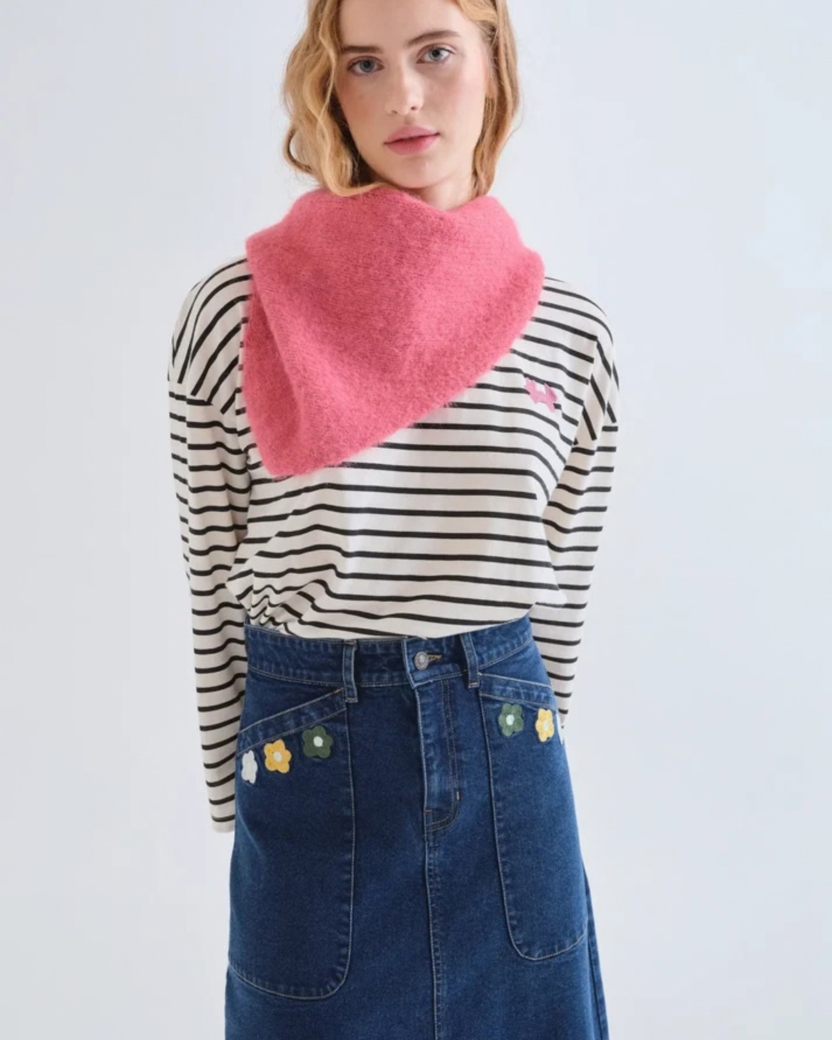 Foulard triangulaire rose Compañía Fantástica, porté de face