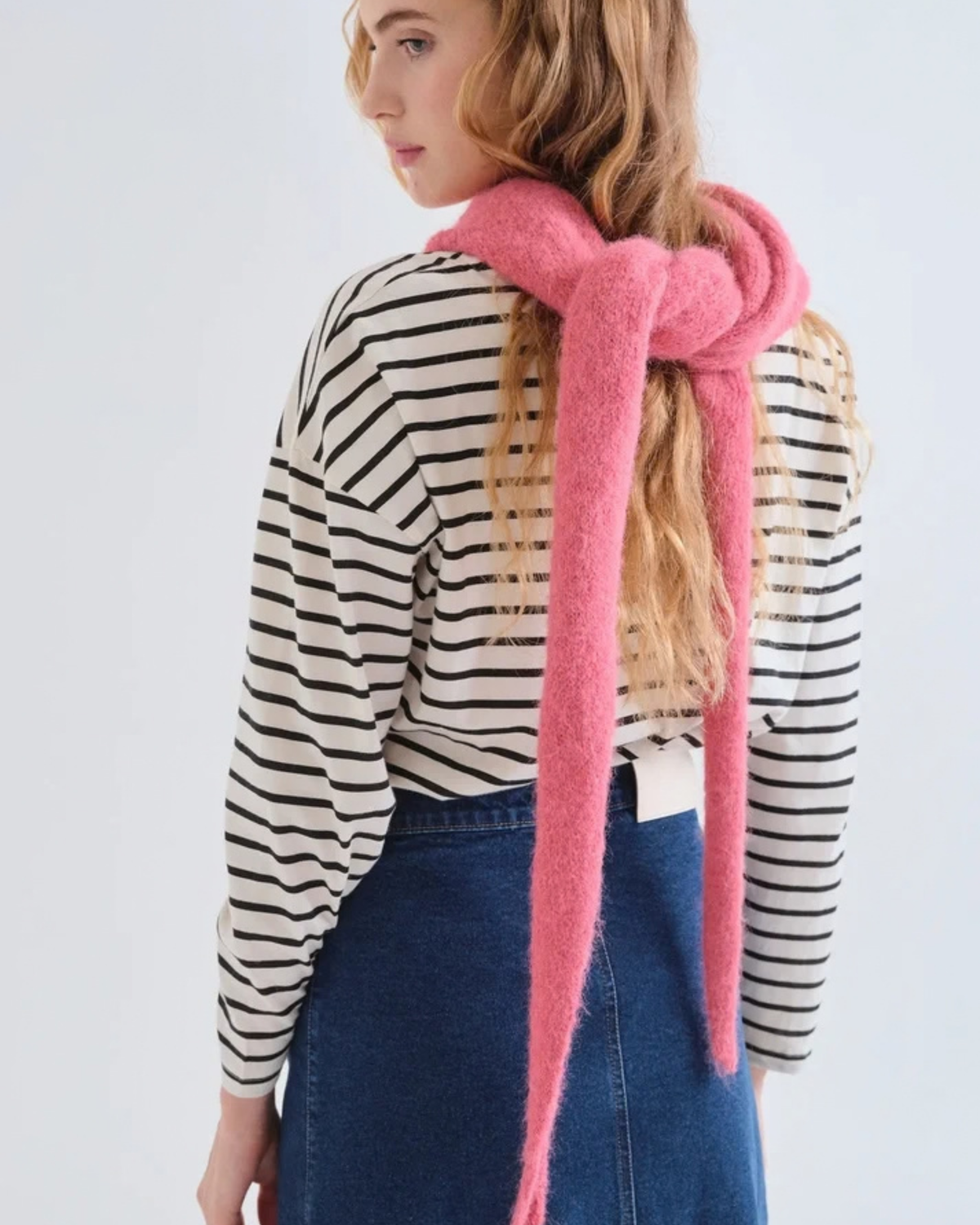 Foulard triangulaire rose Compañía Fantástica, vue nouée de dos