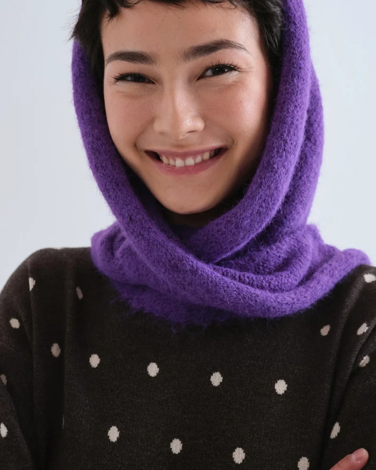 Foulard triangulaire mauve Compañía Fantástica, porté autour de la tête