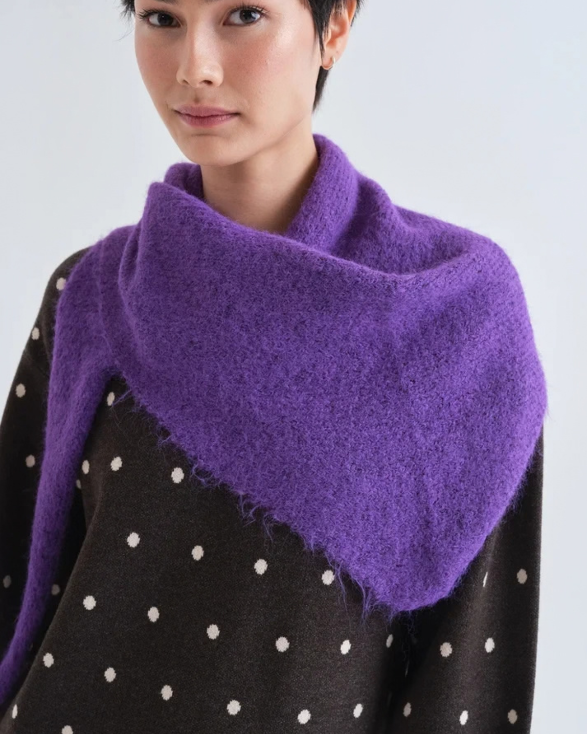 Foulard triangulaire mauve Compañía Fantástica, porté sur les épaules