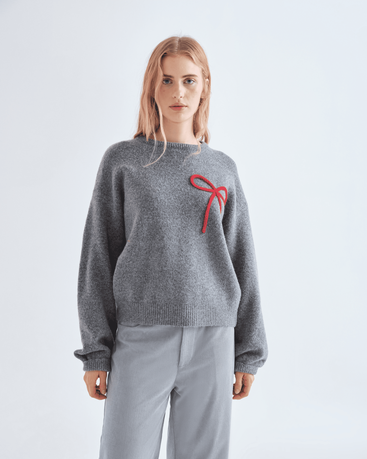 Pull gris Compañía Fantástica à boucle rouge, vue de face