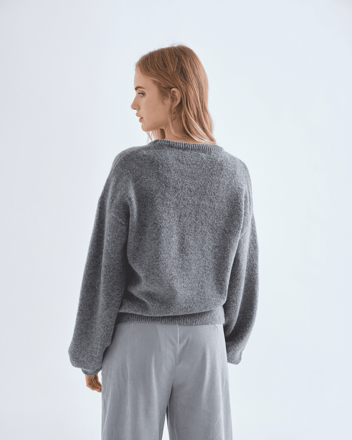 Pull gris Compañía Fantástica à boucle rouge, vue de dos