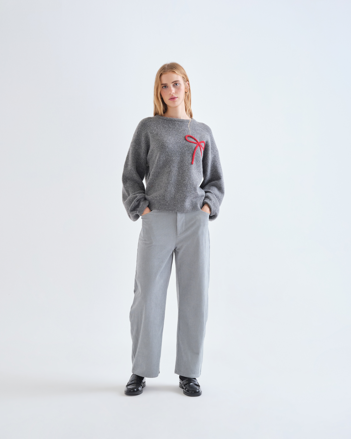Pull gris à boucle rouge Compañía Fantástica, silhouette complète