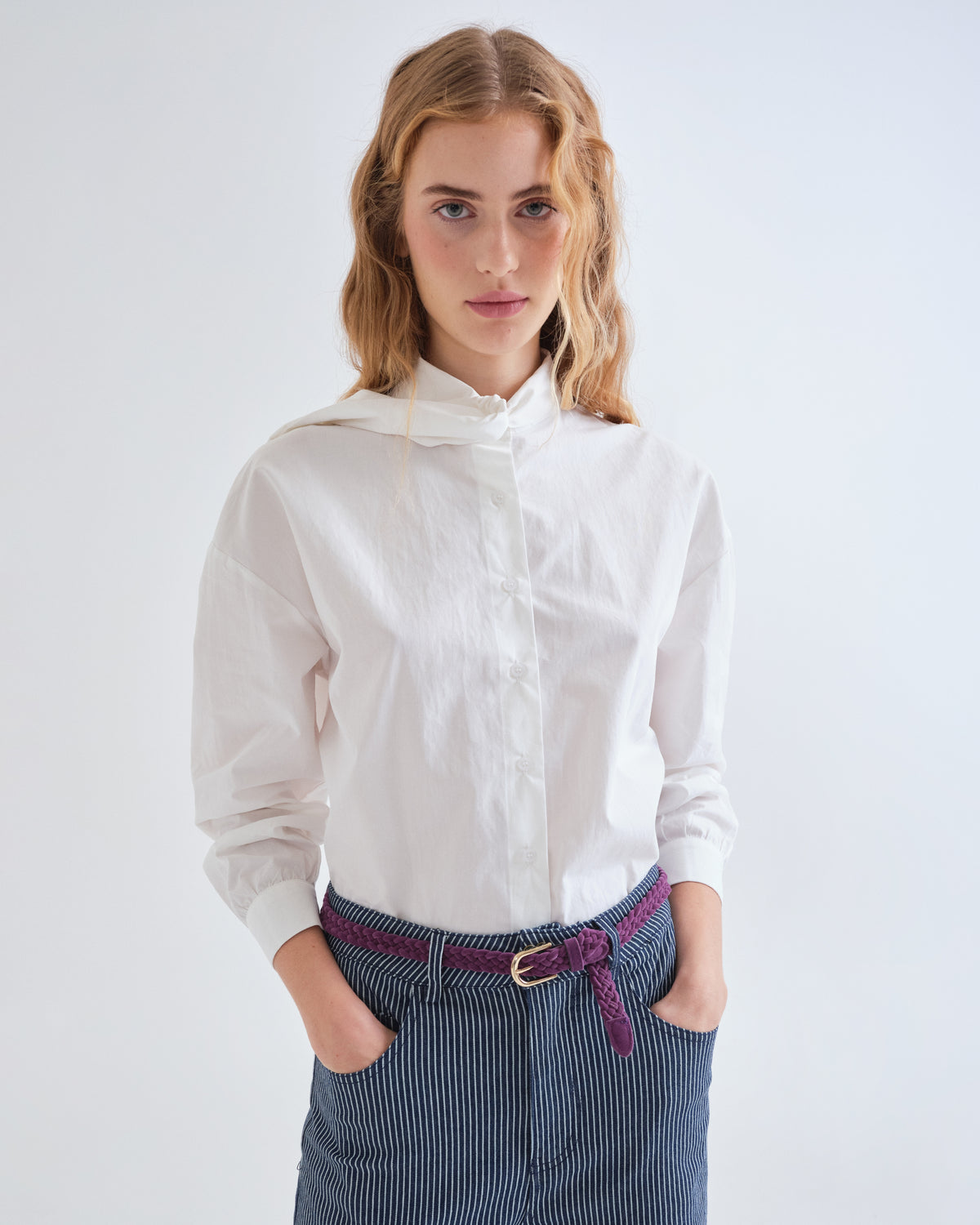 Ceinture tressée mauve Compañía Fantástica à boucle ovale métallique, vue portée de face