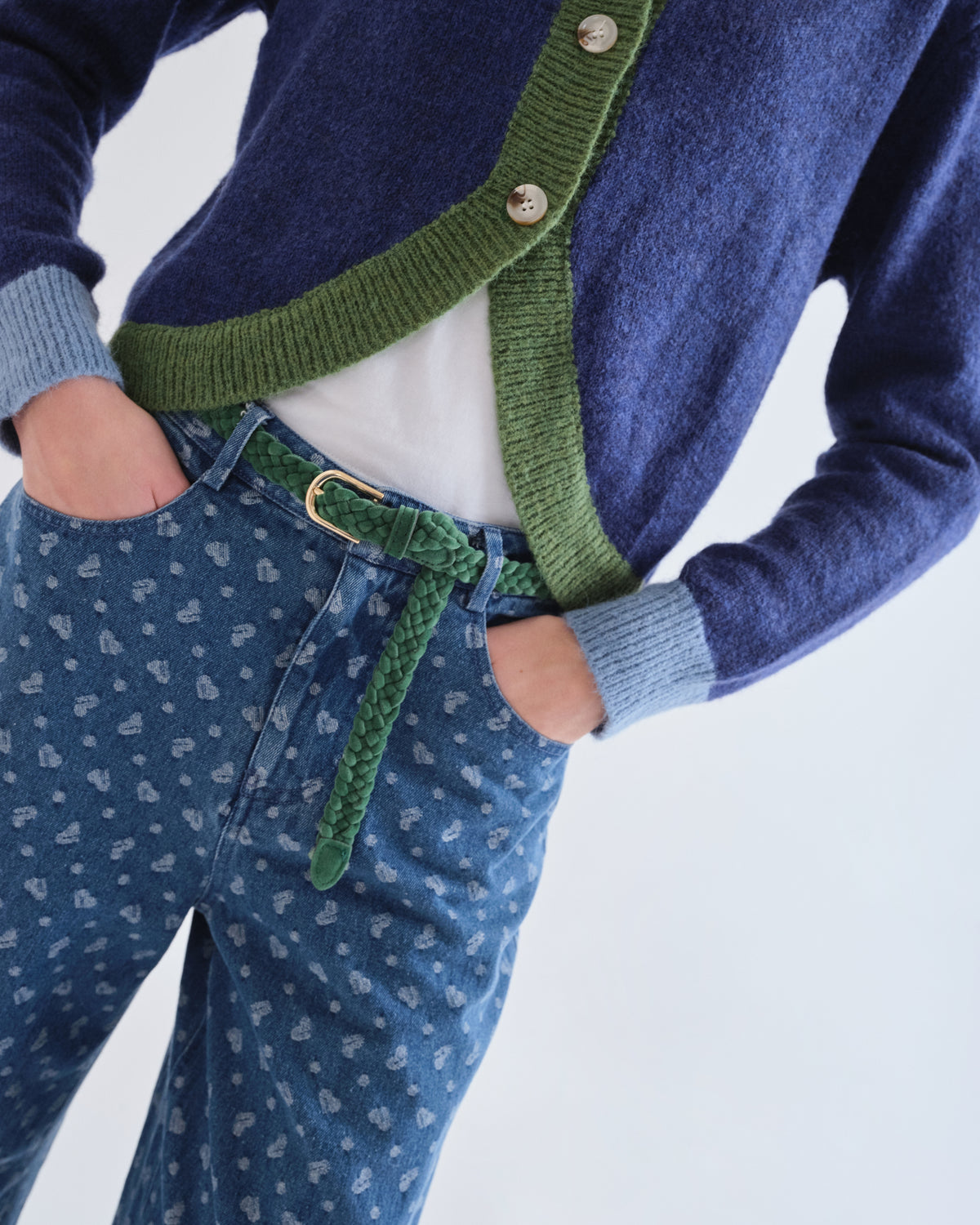 Ceinture tressée verte Compañía Fantástica à boucle ovale métallique, vue portée de face