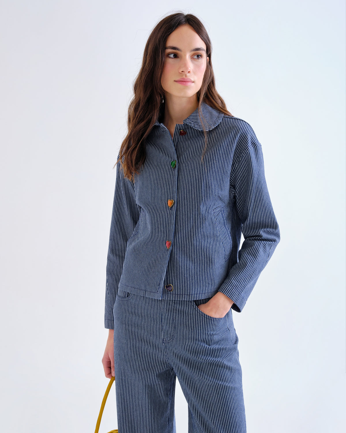Veste rayée bleue Compañía Fantástica à boutons colorés, vue de face