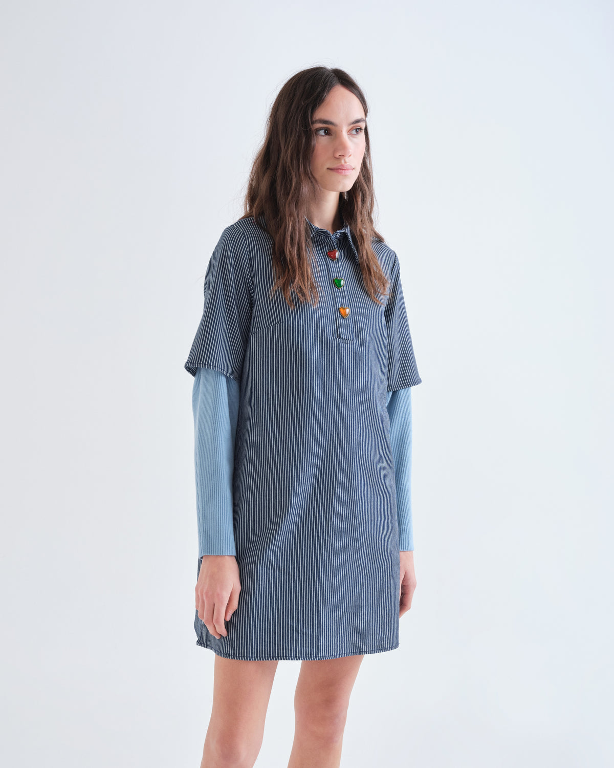 Robe rayée bleue Compañía Fantástica à boutons cœur colorés, vue de face