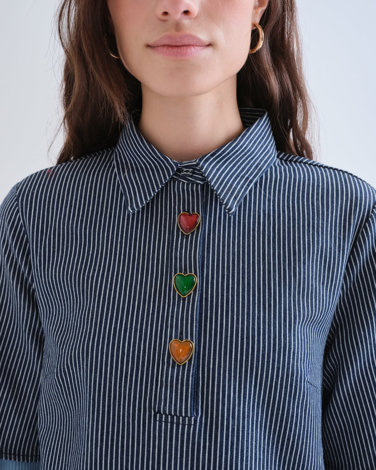 Détail du col et des boutons cœur colorés de la robe Compañía Fantástica