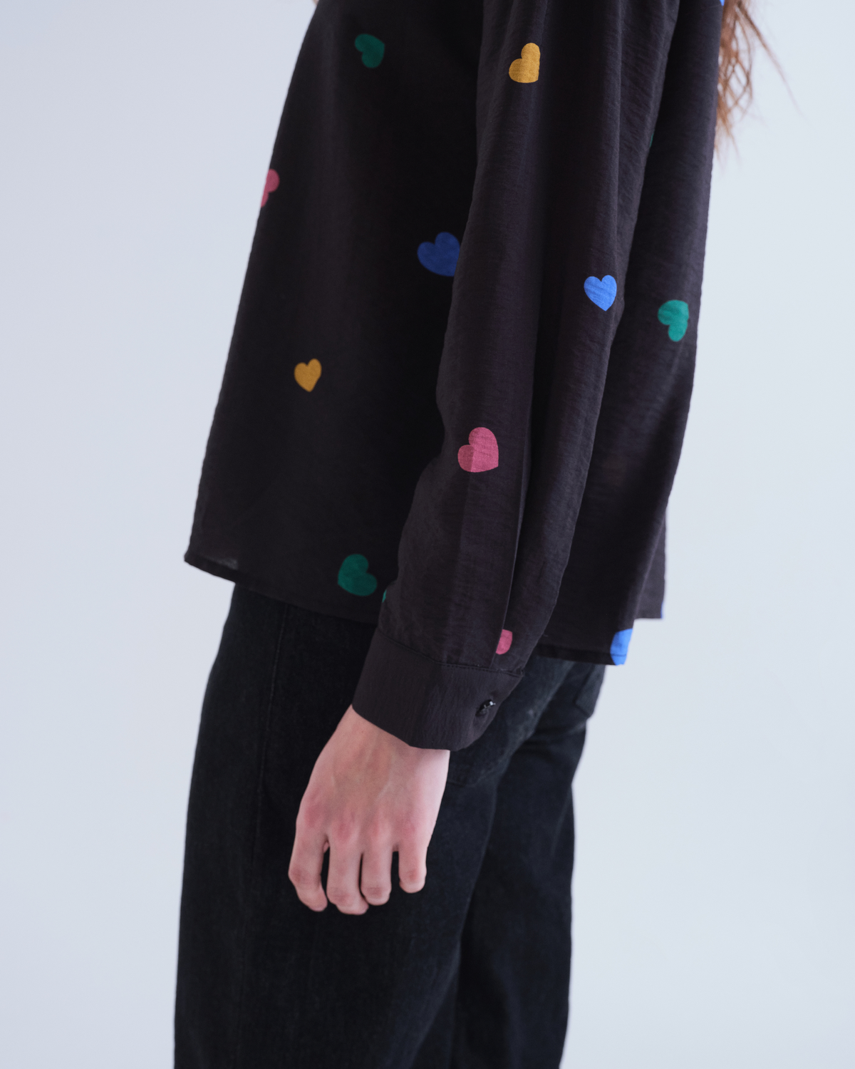 Détail du motif de cœurs multicolores de la chemise Candy