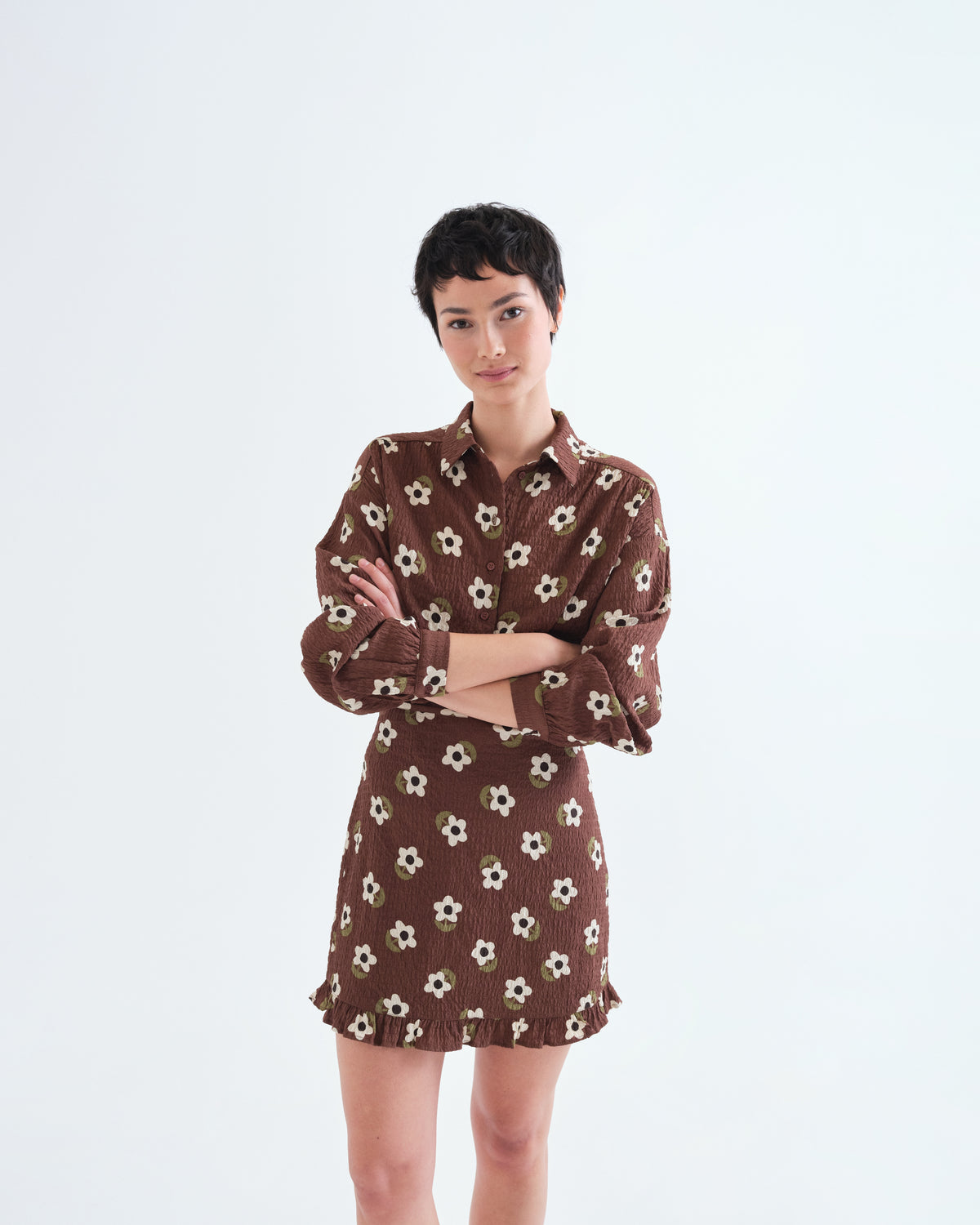 Chemise longue Santini brune Compañía Fantástica à marguerites blanches, vue de face