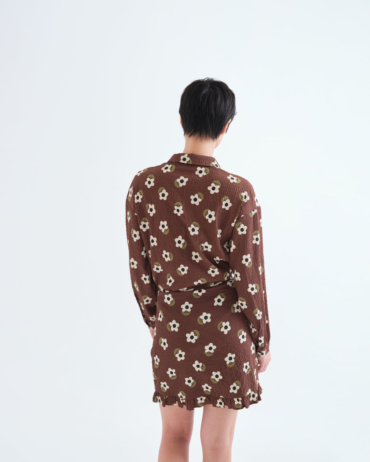 Chemise longue Santini brune Compañía Fantástica à marguerites blanches, vue de dos