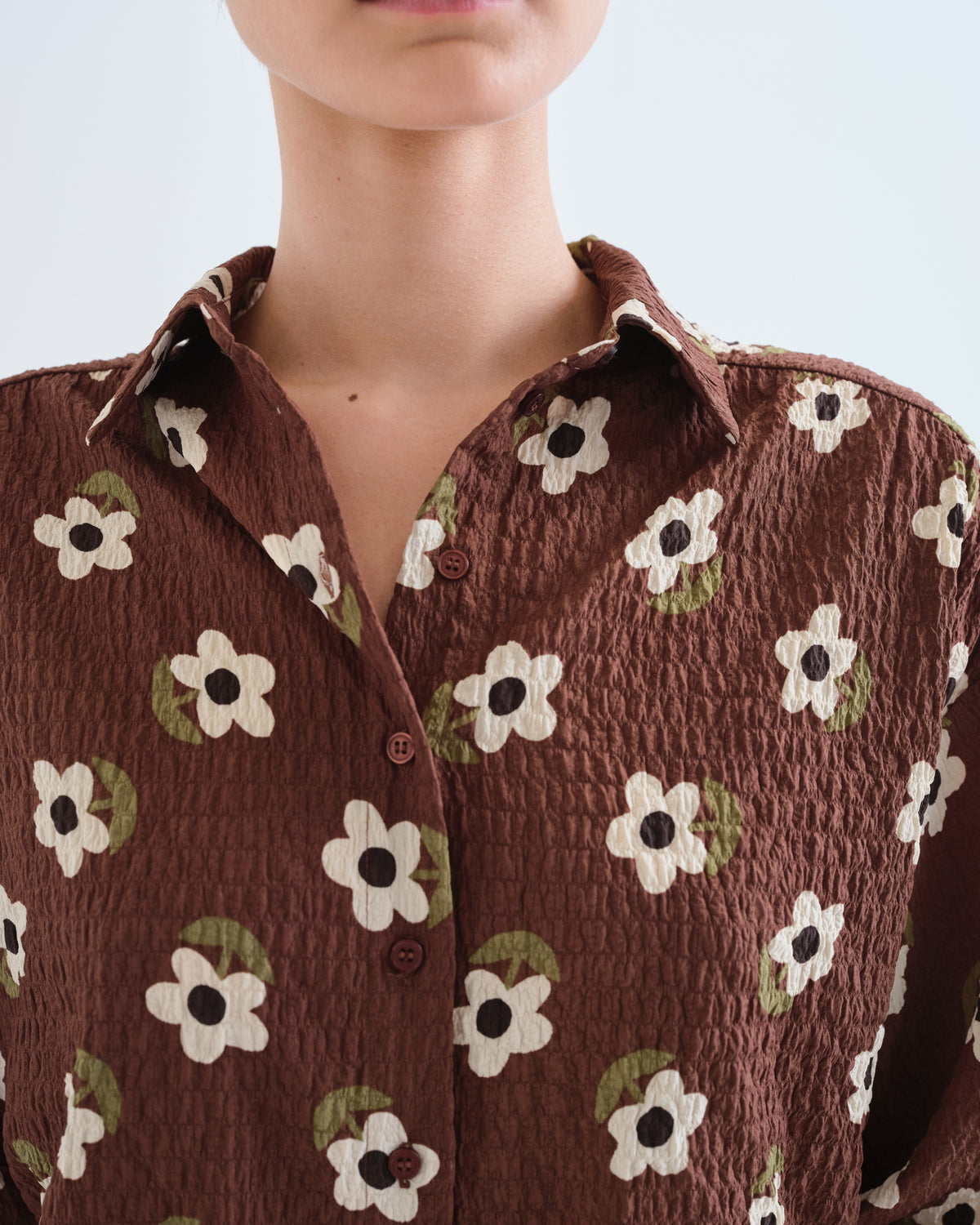 Détail du col et du motif de marguerites blanches de la chemise Santini