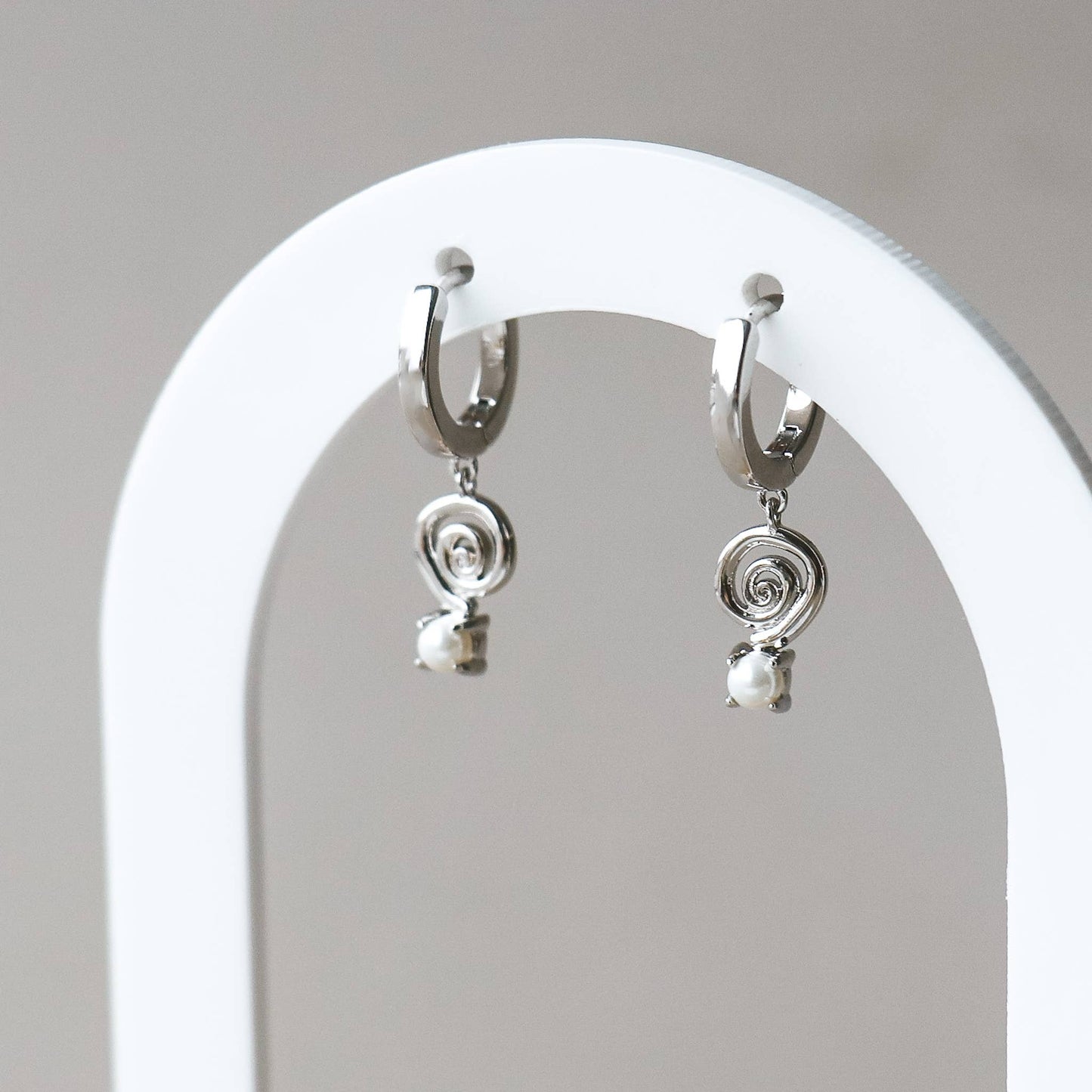 Boucles d'oreilles avec une perle et spirale | Spira | Horace