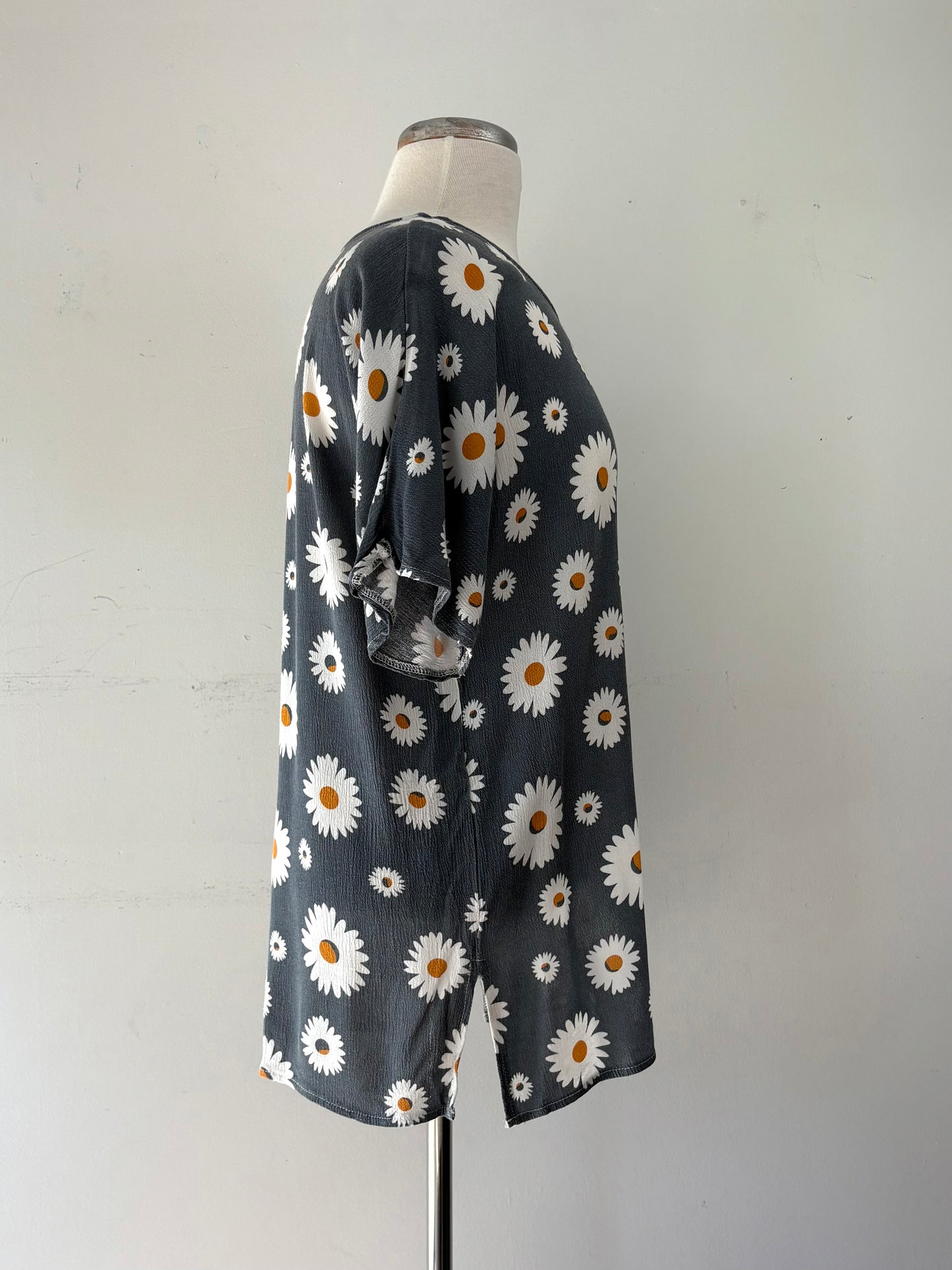 Haut gris moyen, marguerites blanches, encolure évasée, manche courte | MNDUH-93 (L)