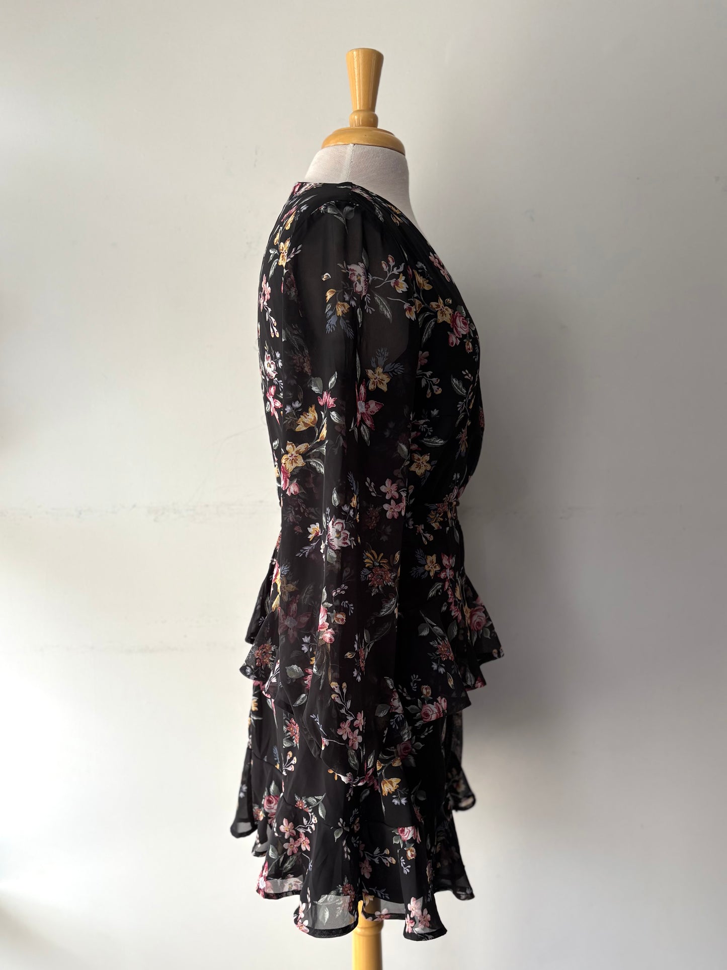 Robe noire à volants fleurie | CPER-44 (L)