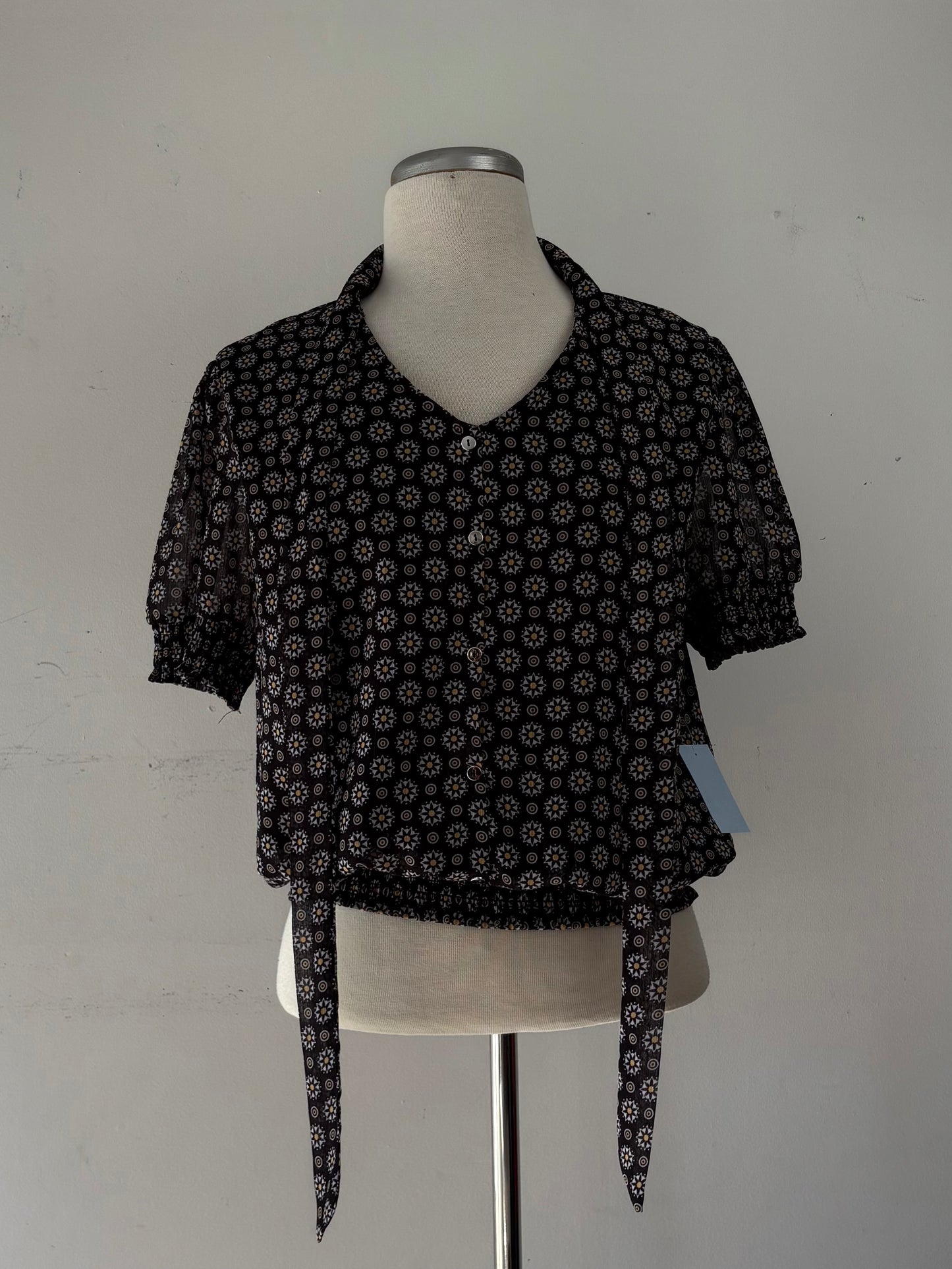 Blouse noire motif jaune, manche courte, encolure en V | ABEL-02(L)