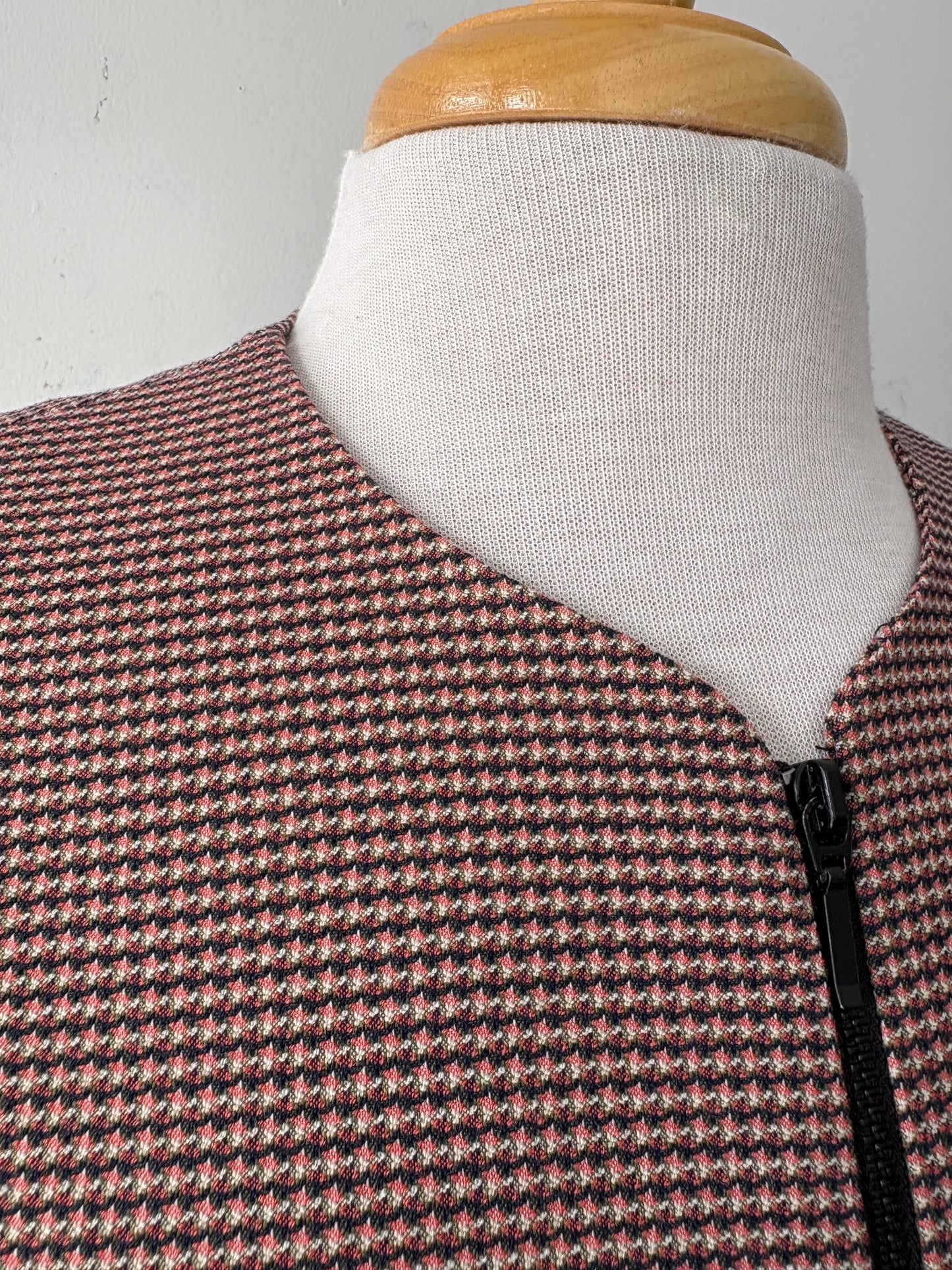 Veston court, motif rose, noir, fermeture éclair devant et poches | PINK-460 (S)