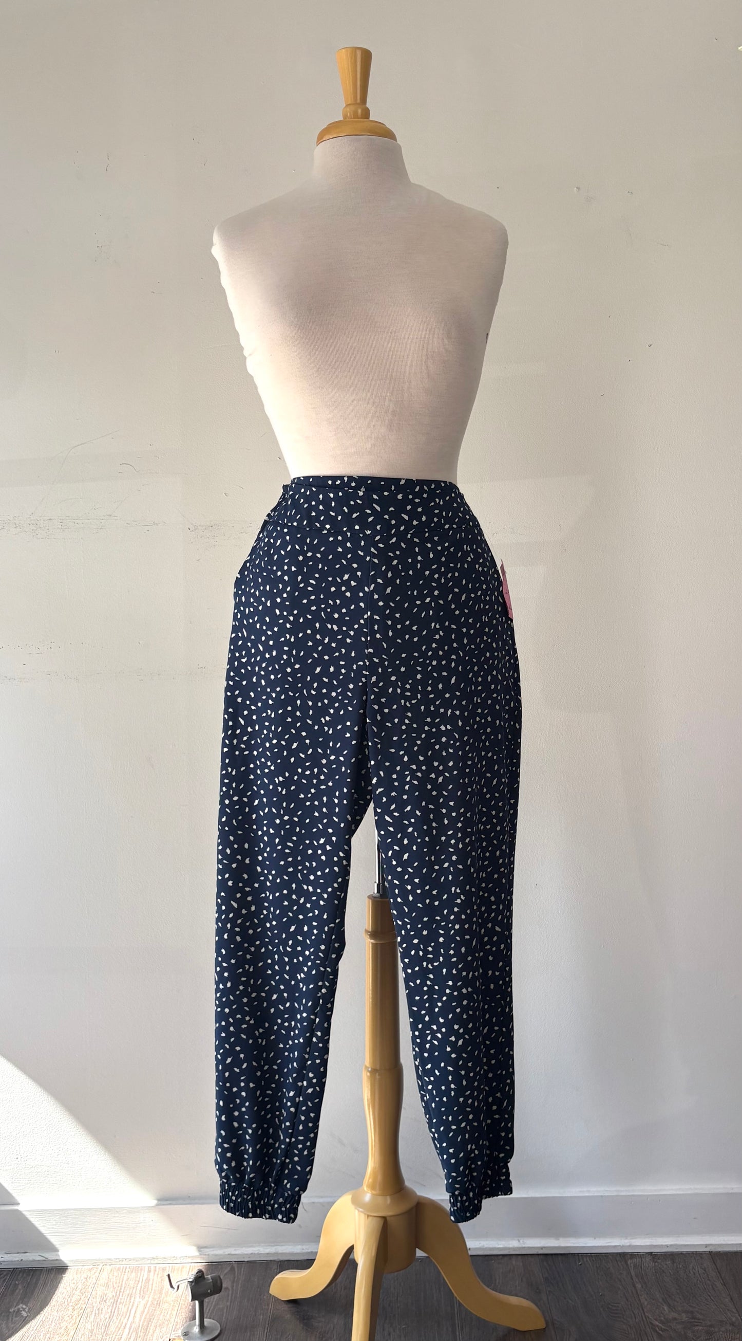 Pantalon marine, motif blanc crème, élastique au bas, poche | PINK-565 (M)