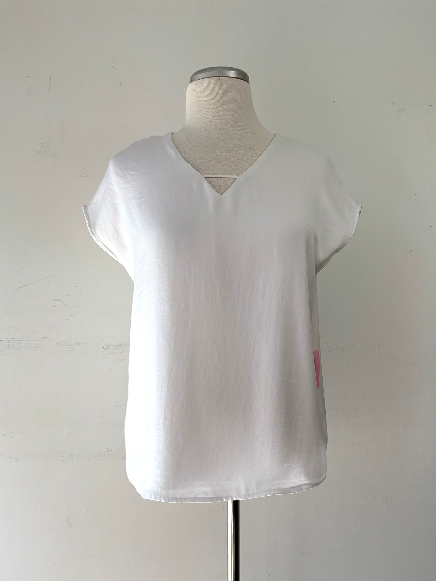 Top fluide blanc, pas manche, encolure en V | FTHI-50 (S)