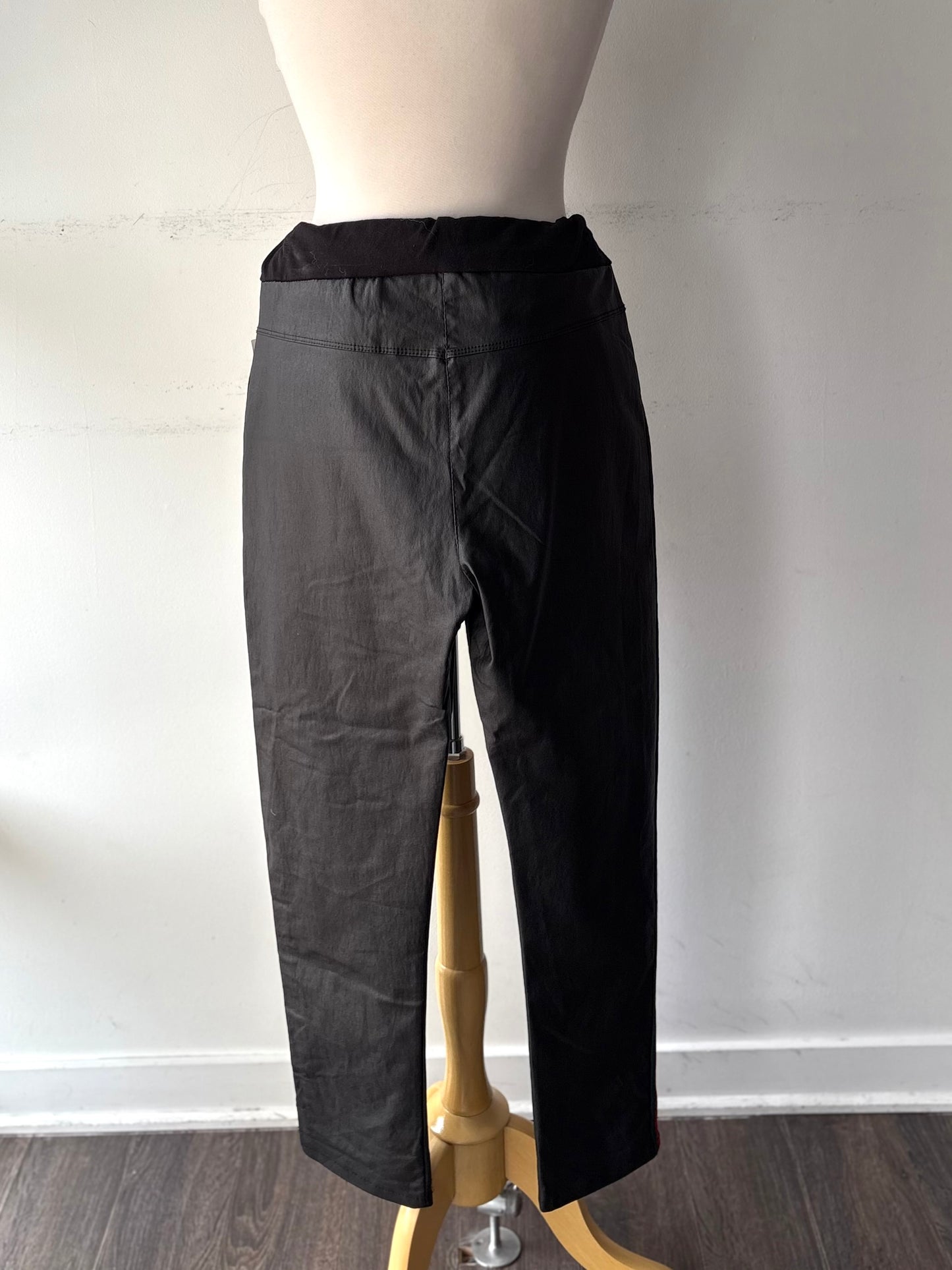 Jogger faux cuir noir, bande rouge et verte sur le côté | EROY-32 (M)