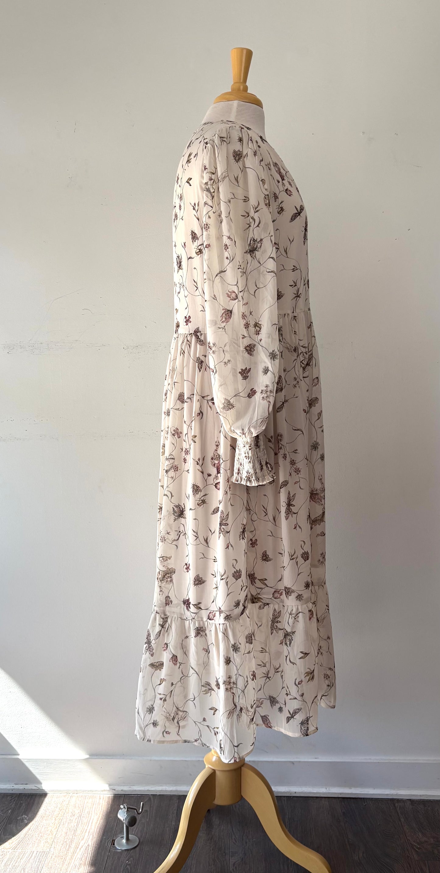 Robe longue beige pâle, motifs fleur, insecte, encolure en V, manche longue transparente, tissu léger | CCAY-38 (M)
