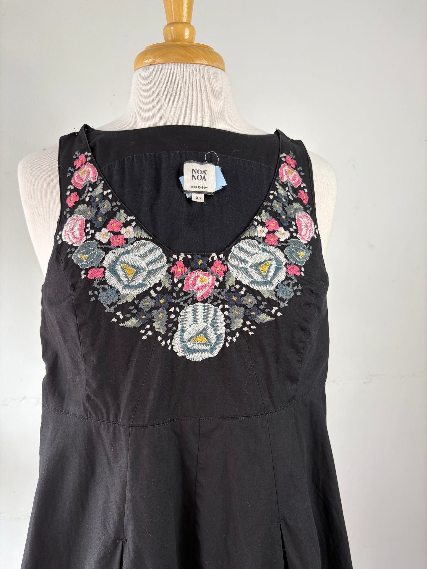 Robe noire broderie sur le haut, bas de la robe bouffant, pas manche | GCAR-36 (XS)
