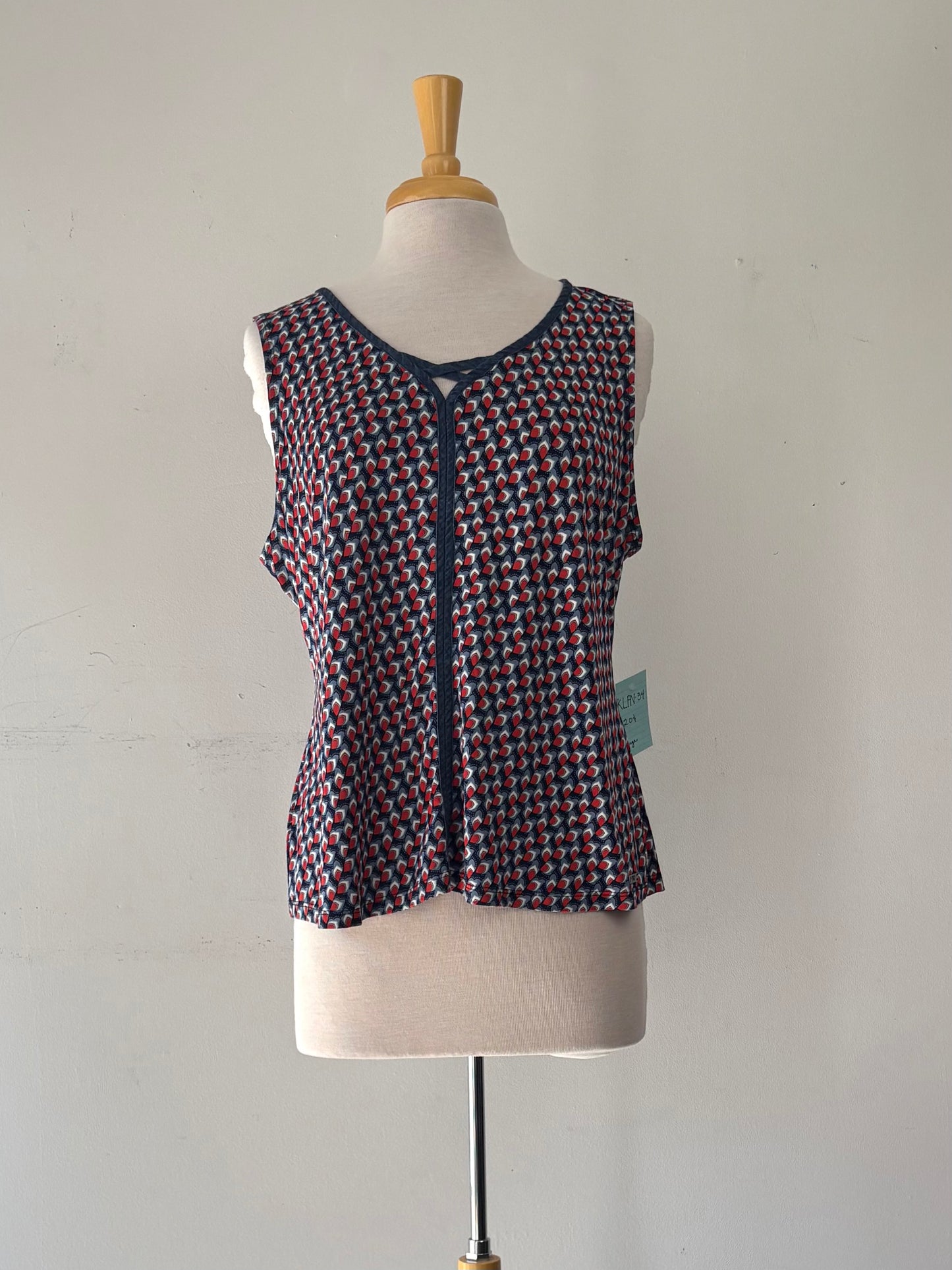 Haut motif bleu/bleu acier/rouge, pas manche, encolure en V | KLAV-34 (L)