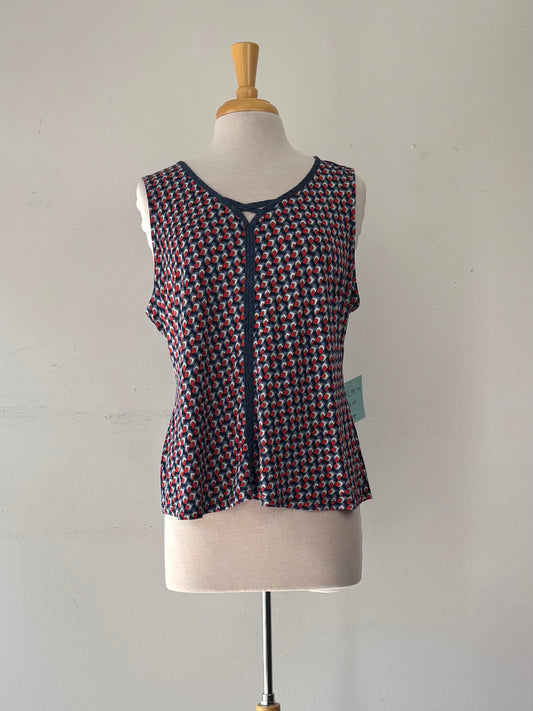 Haut motif bleu/bleu acier/rouge, pas manche, encolure en V | KLAV-34 (L)